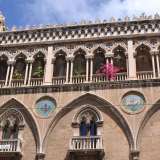 Particolare della facciata esterna di palazzo Fizzarotti: il loggiato superiore